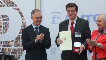 Złoty medal targów za rozdzielnicę Unisec odebral Tomasz Wolanowski, dyrektor handlowy produktów i systemów energetyki ABB w Polsce.