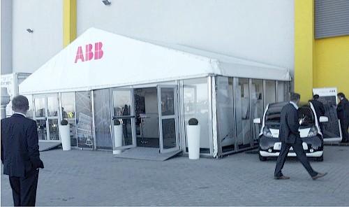 Część eksponatów ABB prezentowano w namiocie na zewnątrz hali widowiskowej.