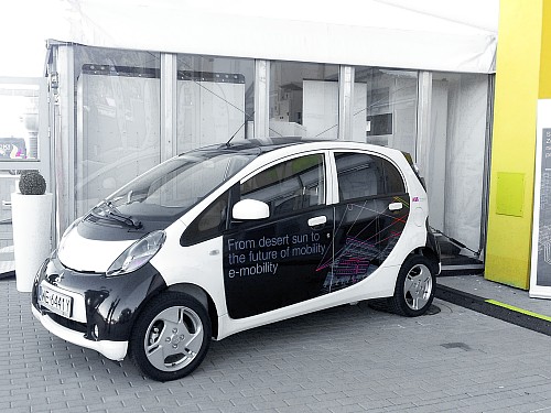 ABB prowadzi prace nad stacjami do szybkiego ładowania samochodów elektrycznych. Na zdjeciu samochód elektryczny Mitsubishi i-MiEV.