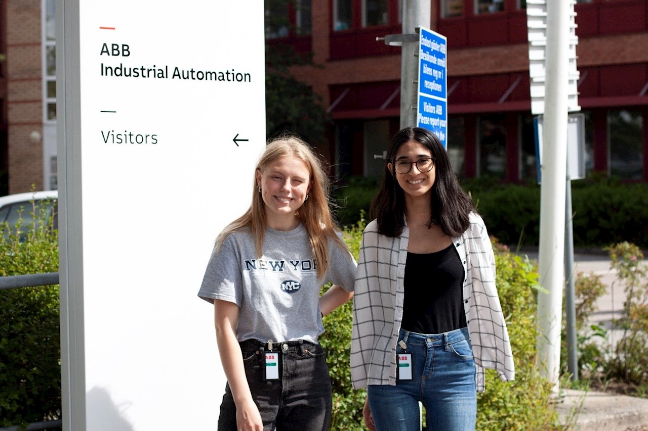 Både Alexandra Gräns (t.v.) och Zarah Kadhim Sundin (t.h.) sommarjobbar hos ABB för första gången.