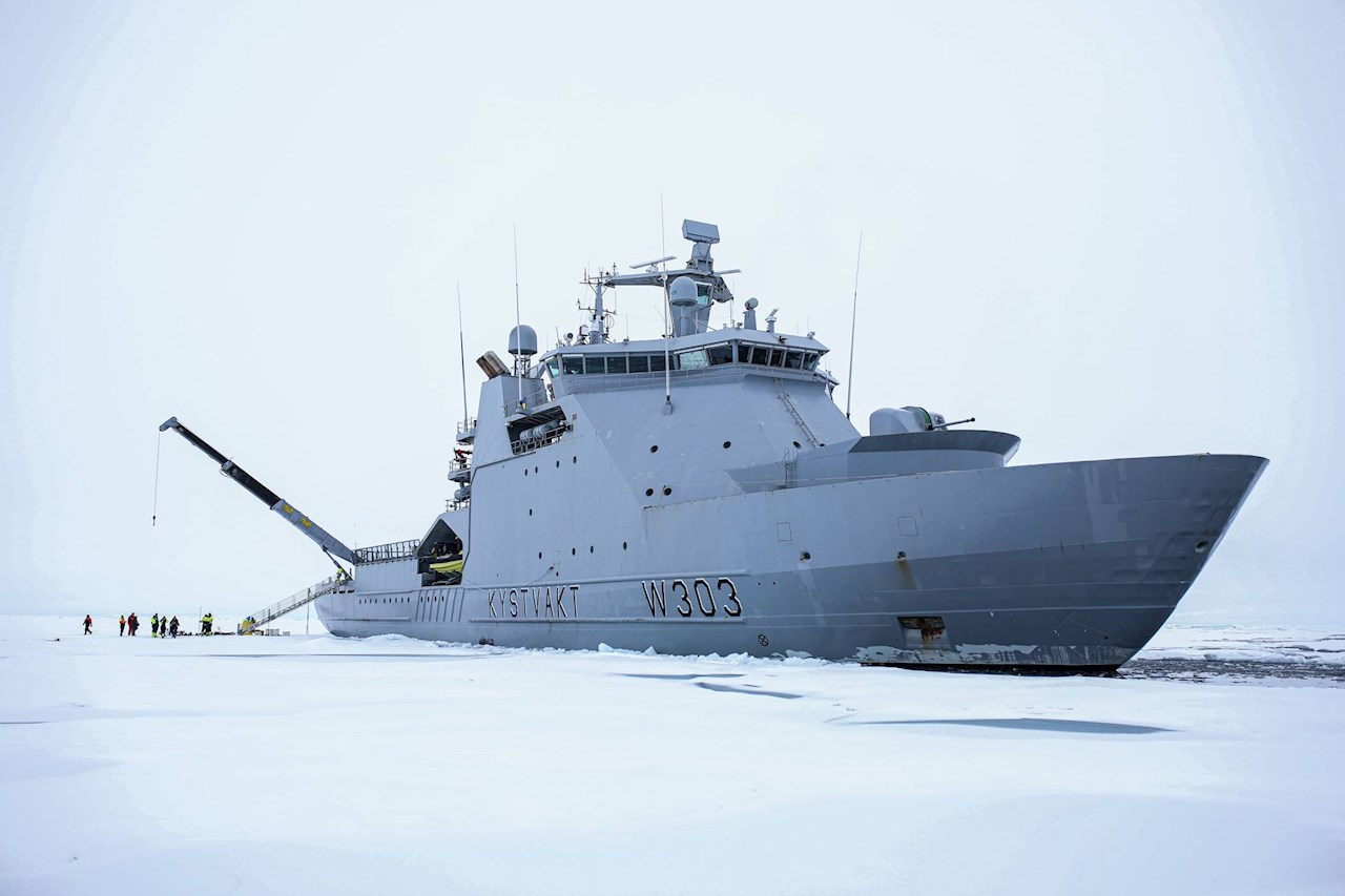 Den norska kustbevakningsisbrytaren KV Svalbard. Foto taget av norska kustbevakningen.