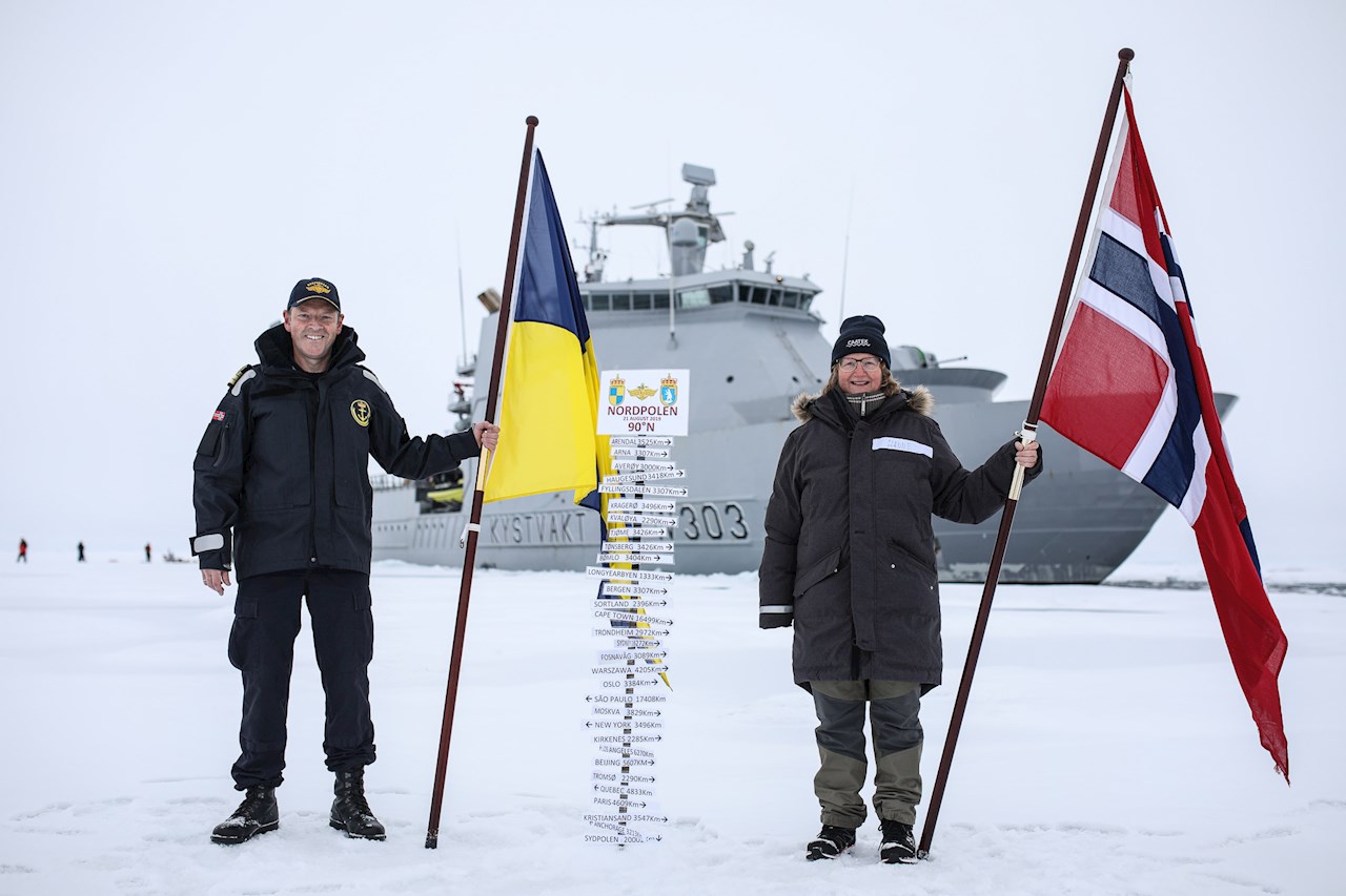 Kommandant Geir-Magne Leinebø und Expeditionsleiter CAATEX Dr. Hanne Sagen am Nordpol