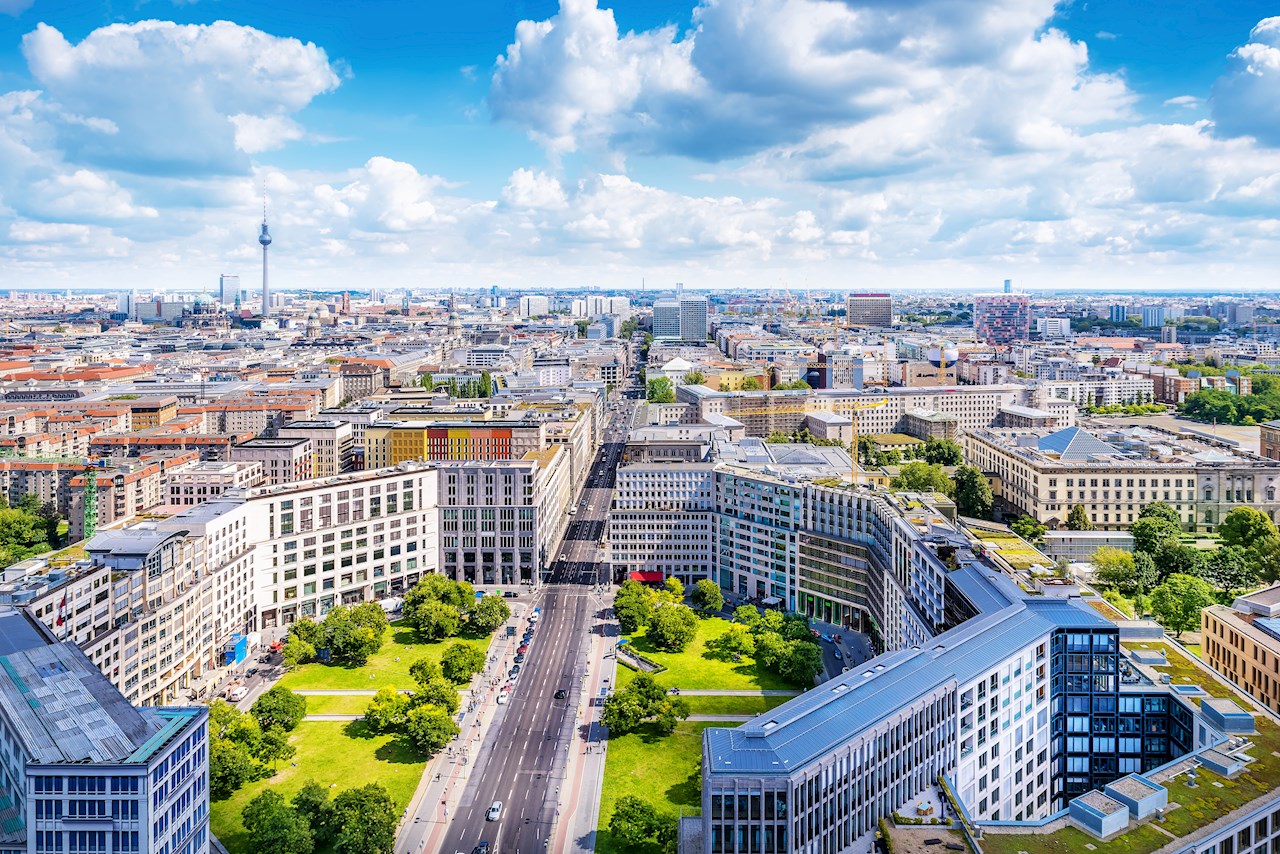 Die UNITROL® 1000-Serie von ABB sind die ersten automatischen Spannungsregler, die vollständig mit dem neuen europäischen Grid-Code in Deutschland kompatibel sind. Stadtbewohner, wie hier in Berlin (Bild), werden von harmonisierter und integrierter Effizienz im Elektrizitätsmarkt profitieren. Die frühzeitige Einhaltung der Vorschriften, minimiert das Risiko bei der Anbindung von Kraftwerken an das Stromnetz.