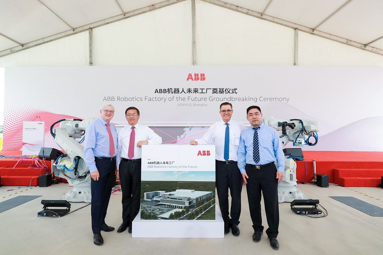F.v: Peter Voser, ABB Chairman and CEO; Chunyuan Gu, President ABB Asia, Middle East and Africa region; Sami Atiya, President ABB Robotics & Discrete Automation business; James-Gang Li, Lead Business Manager, Robotics and Discrete Automation, ABB China