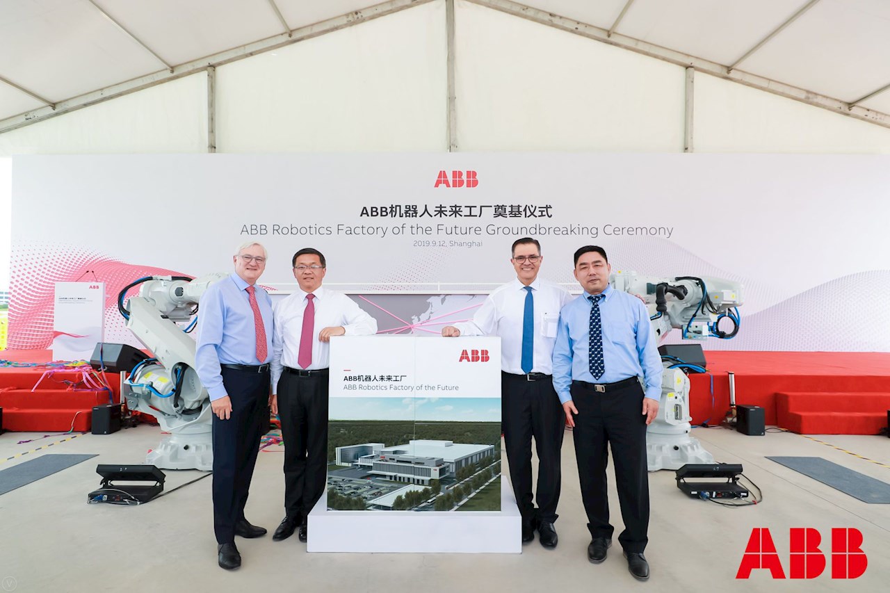 De Gauche à droite : Peter Voser, Président et PDG ABB; Chunyuan Gu, Président ABB
Région Asie, Moyen-Orient et Afrique; Sami Atiya, Président de la business ABB Robotics & Discrete Automation; James-Gang Li, Lead Business Manager, Robotics and Discrete Automation, ABB Chine