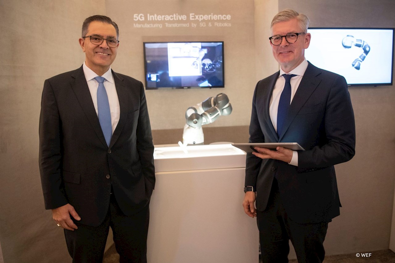 Sami Atiya, Leiter des ABB-Geschäftsbereichs Robotik und Fertigungsautomation, und Börje Ekholm, CEO von Ericcson