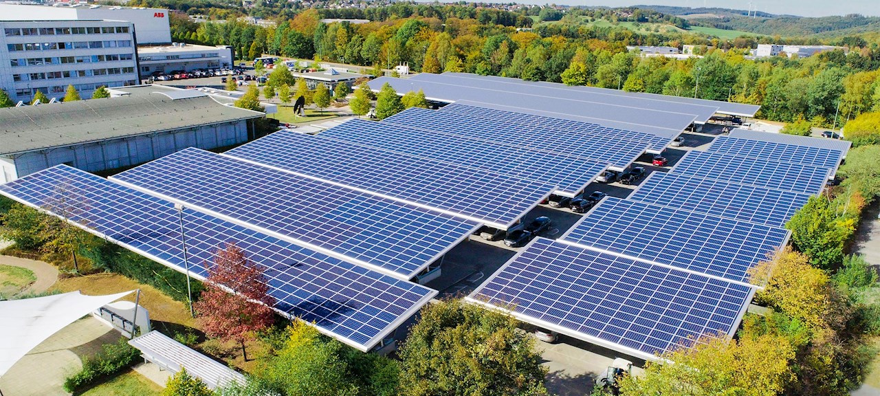 A fotovoltaikus rendszer 3500 négyzetmétert foglal el, a telephely parkolójára telepítve.