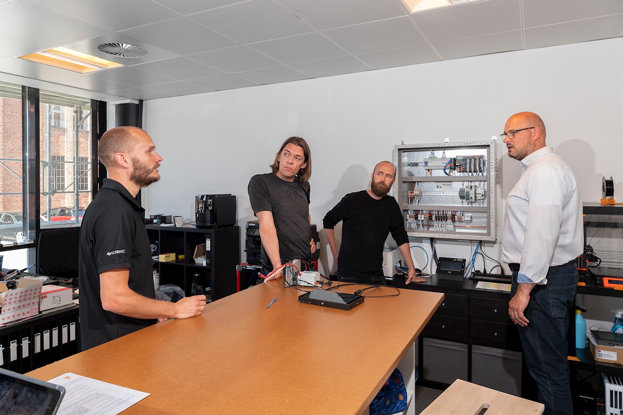 Frugal Technologies opsamler data og kører dem igennem avancerede formler, så skibe kan spare op til 20 pct. på brændstoffet. Her drøfter Brian Sørensen fra Logimatic (tv.) detaljer med idémand Lars Stoustrup, Rasmus Nielsen (ansat maskinmester) og ABB's salgsingeniør Tøger Rasmussen.