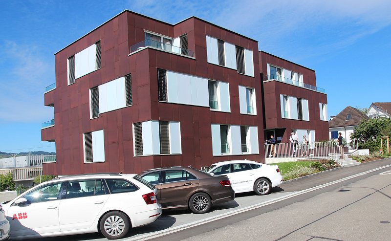 Die Wohnüberbauung in in Männedorf versorgen sich selbst mit Energie. Dafür sind auch die Fassaden mit Solarpanels bedeckt, was kaum auffällt.