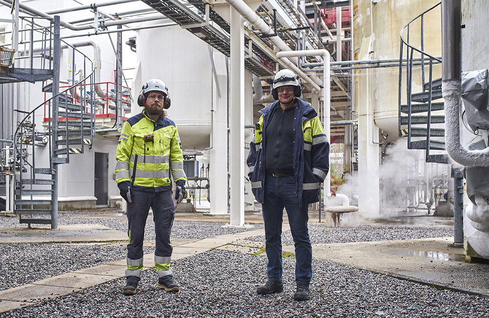 Linde’s Kilpilahti factory manager Esa Vähäjylkkä and automation engineer Jarmo Turtio are in charge of continuous gas production in the air gas factory. ABB’s updated automation solution improves the reliability of the plant.