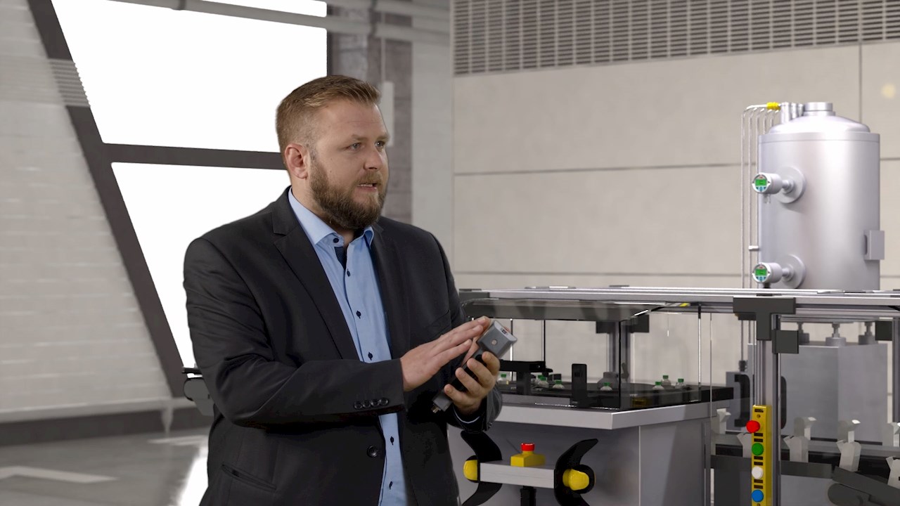 Im virtuellen Raum: Tobias Blickle, Product Marketing Manager Machine Safety bei ABB, mit Innovationen aus dem Bereich der Maschinensicherheit