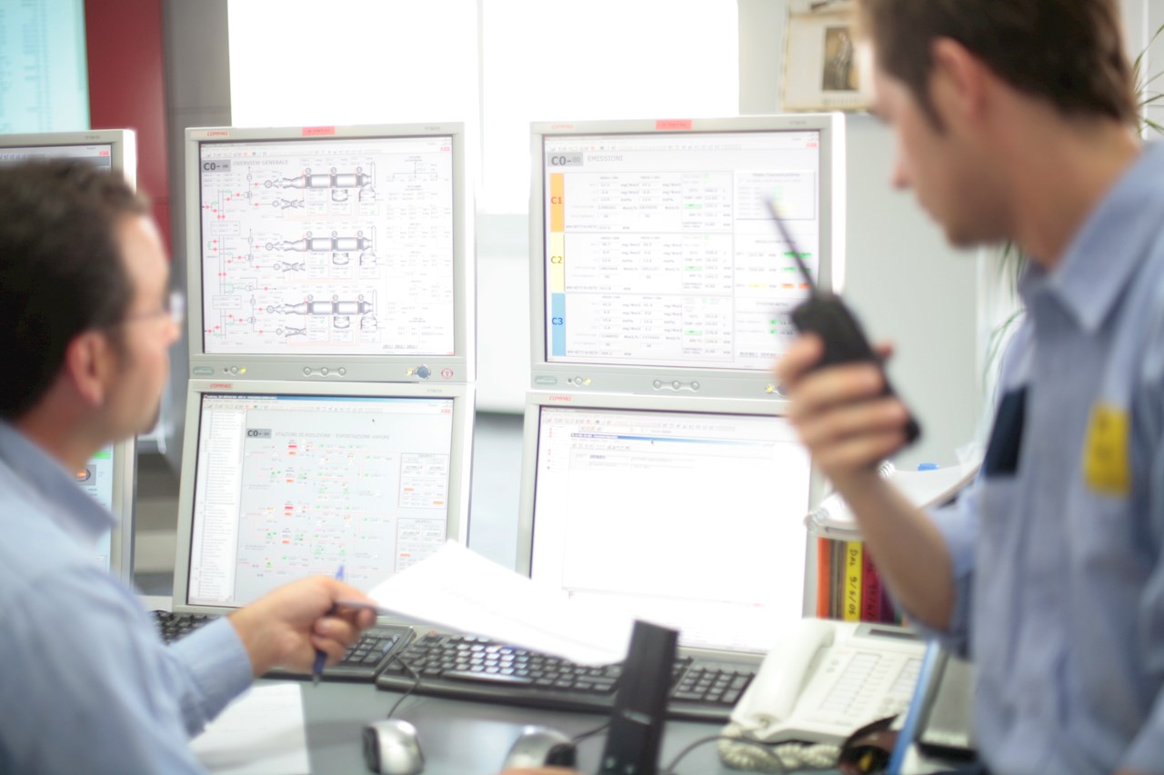 El sistema SCADA Symphony Plus de ABB Ability™ comparte datos en tiempo real con una sala de control central y analiza el consumo y el caudal de agua.