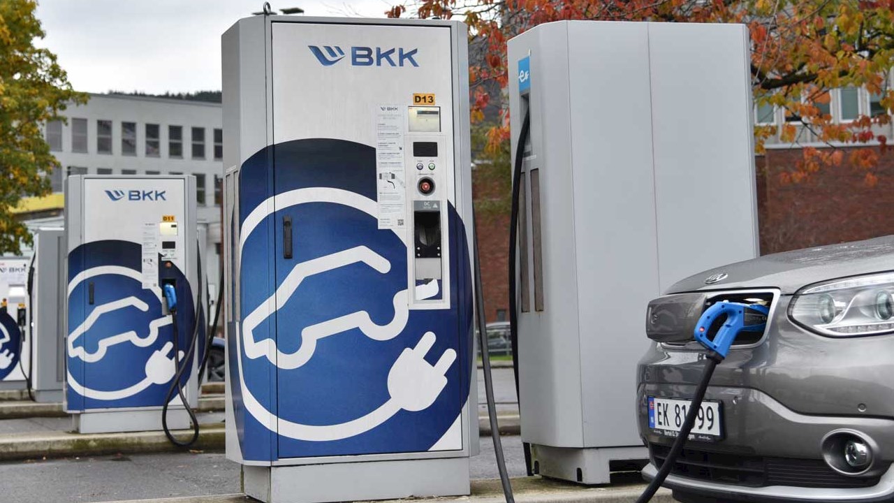 La stazione di ricarica rapida nr. 1000 di ABB segna una tappa fondamentale per la mobilità elettrica in Norvegia