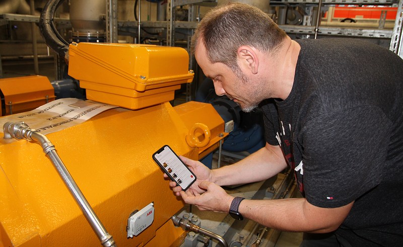 Christoph Stauffer liest im Pumpwerk Werte der Smart Sensors auf seinem Handy aus.
