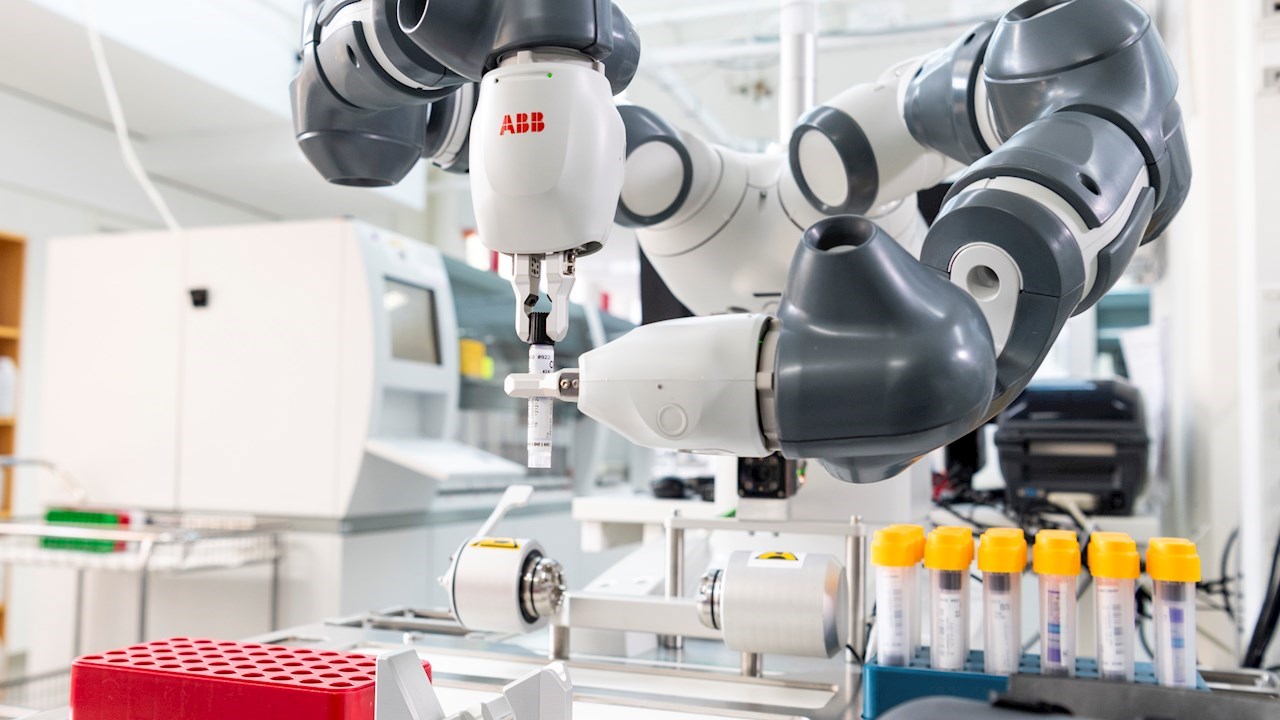 ABB robotas Švedijos universitetinės ligoninės laboratorijoje tvarko tyrimų mėginius 
