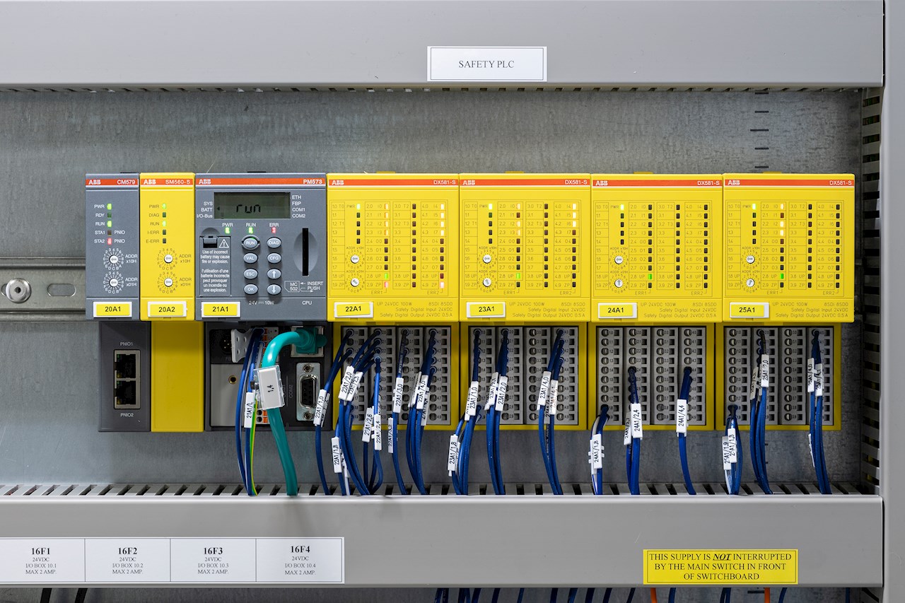 Foruden frekvensomformere har ABB leveret sikkerheds-PLC'er med de to sikkerhedsfunktioner STO og SS1-t på. Det giver effektivt stop, mens man bibeholder forsyningen.