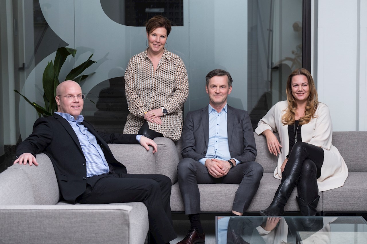 Tobias Hansson tillsammans med Maria Brithon, HR-chef, Peter Jansson, Finanschef och Jenny Larsson, vd ABB Power Grids i Sverige.
