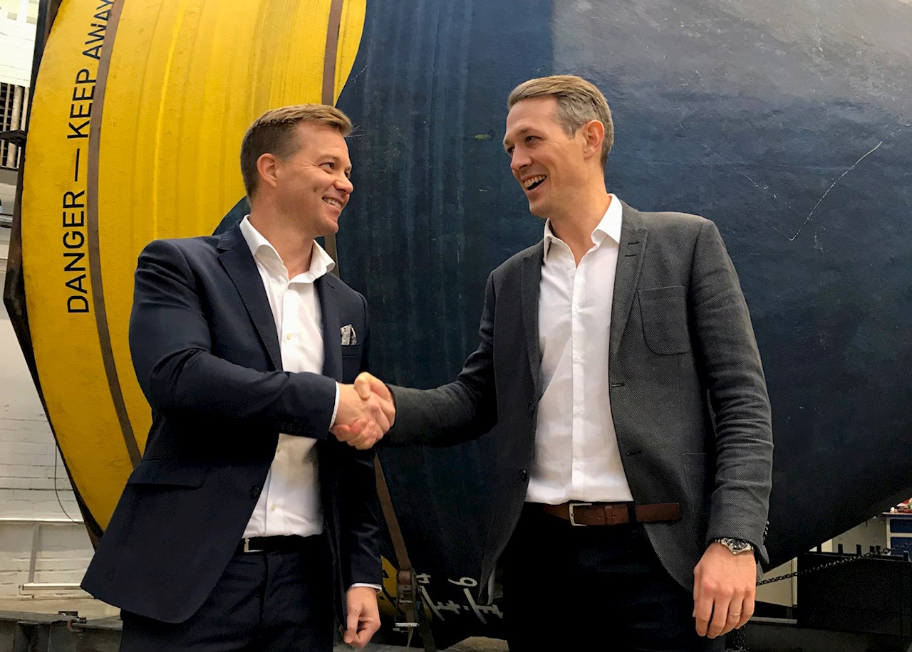Ulf Hellström, Local Business Manager för ABB Motion i Sverige tillsammans med Patrik Möller, grundare och VD för CorPower Ocean.