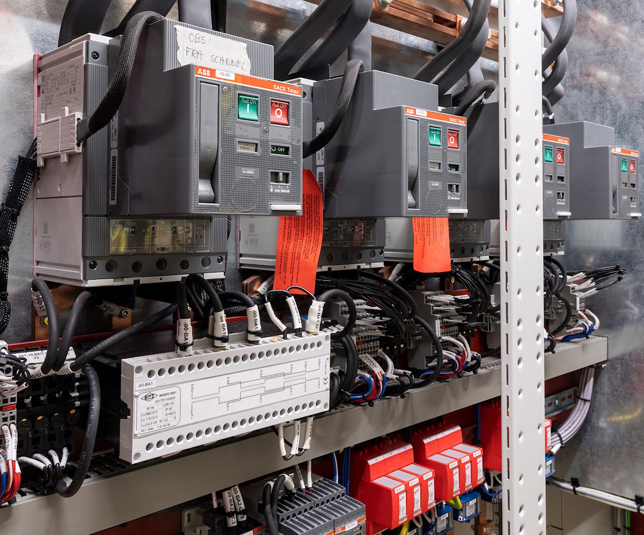 ABB leverer transformere, kontaktorer, maksimalafbrydere, switchgear og andre vigtige komponenter til PowerCon.