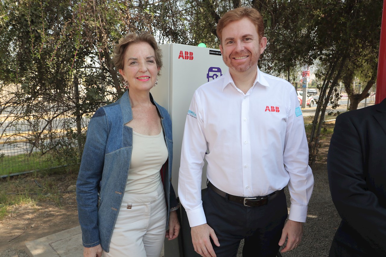 Gloria Hutt, Ministra de Transporte y Telecomunicaciones y Marcelo Vilela, Gerente del Negocio Electrificación de ABB en Chile