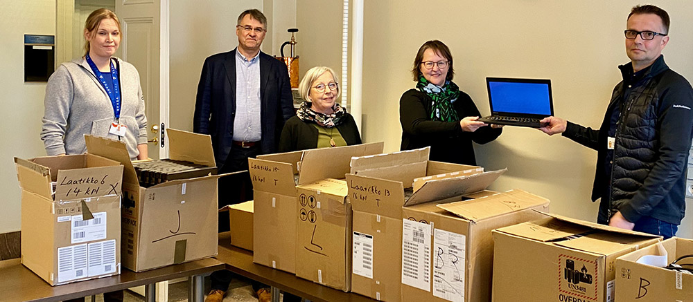 TVT-pedagogi Nina Antila, koulutoimenjohtaja Kari Nummela, ruotsinkielisen perusopetuksen koulutoimenjohtaja Marianne West ja toimialajohtaja Christina Knookala vastaanottivat tietokonelahjoituksen Vaasassa ABB:n IS Infrastructure Manager Hannu Taimistolta.