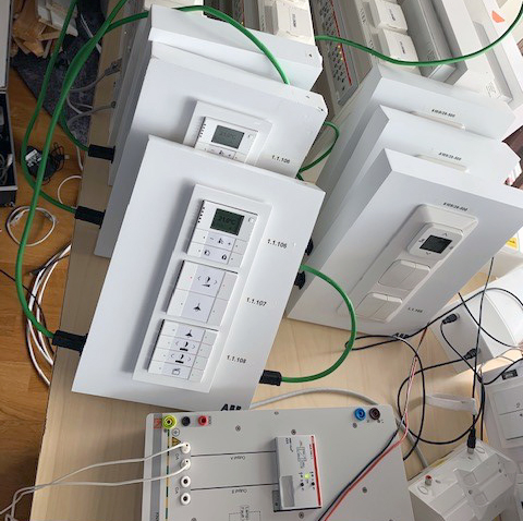 Varsinainen KNX-laitteisto, jolla harjoitukset tehdään, sijaitsee fyysisesti kouluttajalla - oppilas ottaa koulutuksessa laitteisiin etäyhteyden.