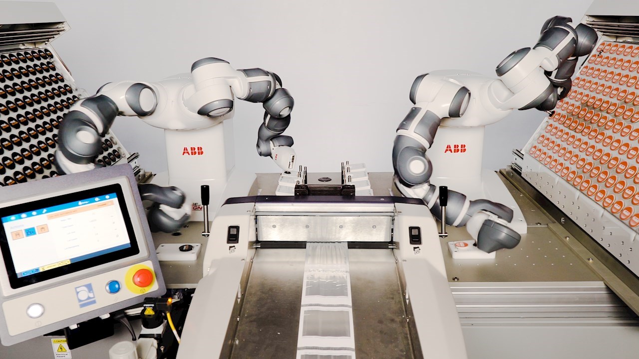 Dvirankis YuMi® robotas pakuoja reklaminę atributiką