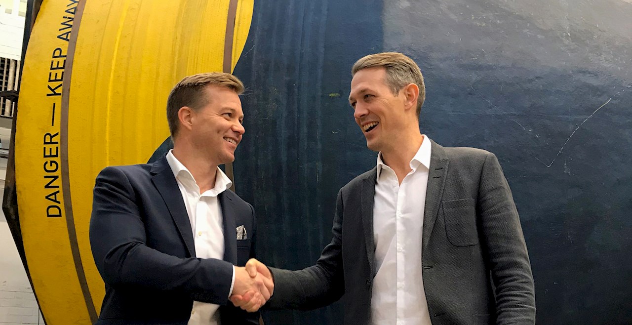 God energi. Ulf Hellström (tv), Local Business Manager for ABB Motion i Sverige, sammen med Patrik Möller, stifter og CEO for CorPower Ocean.