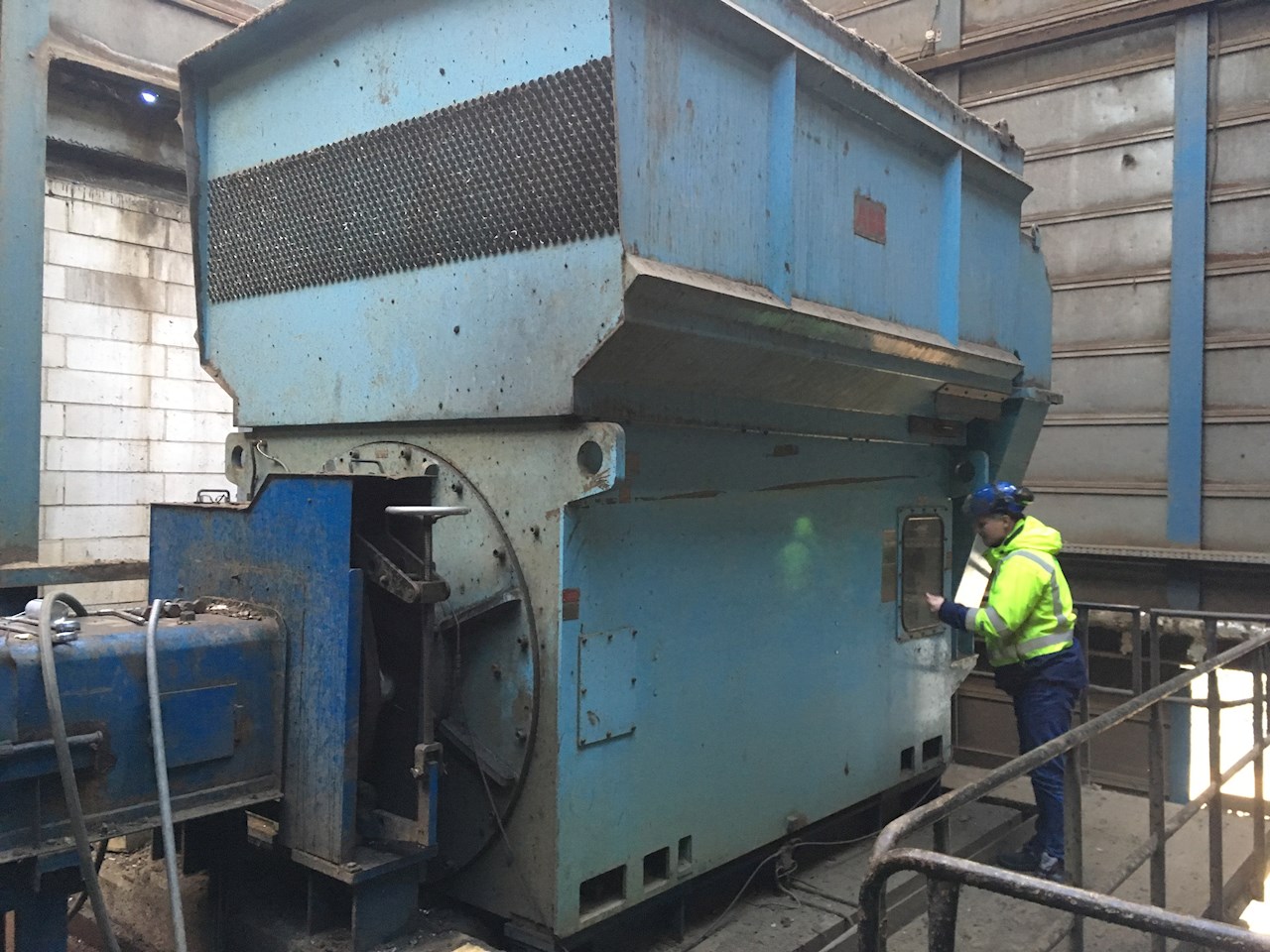 Shredderen – knuseren – hos Stena Recycling drives af en i alt 35 tons tung ABB-motor. Køleren på toppen udgør halvdelen af den samlede volumen. Det fortæller lidt om den enorme mængde energi, der kræves for at knuse fx en bil på fire sekunder.