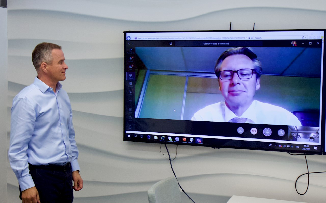 Juha Koskela i ABB (t.v.) og Knut Ørbeck-Nilssen i DNV GL fjernsignerer en samarbeidsavtale for å akselerere digitaliseringen i maritim industri.