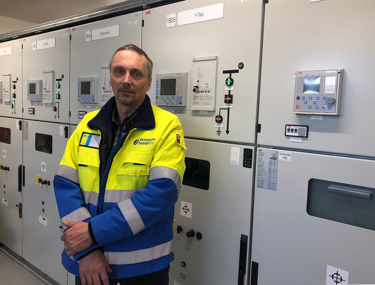 Sähköenergiayksikön johtaja Kari Roos on ollut tyytyväinen uusittujen laitteistojen parantuneeseen käytettävyyteen ja toimintavarmuuteen.