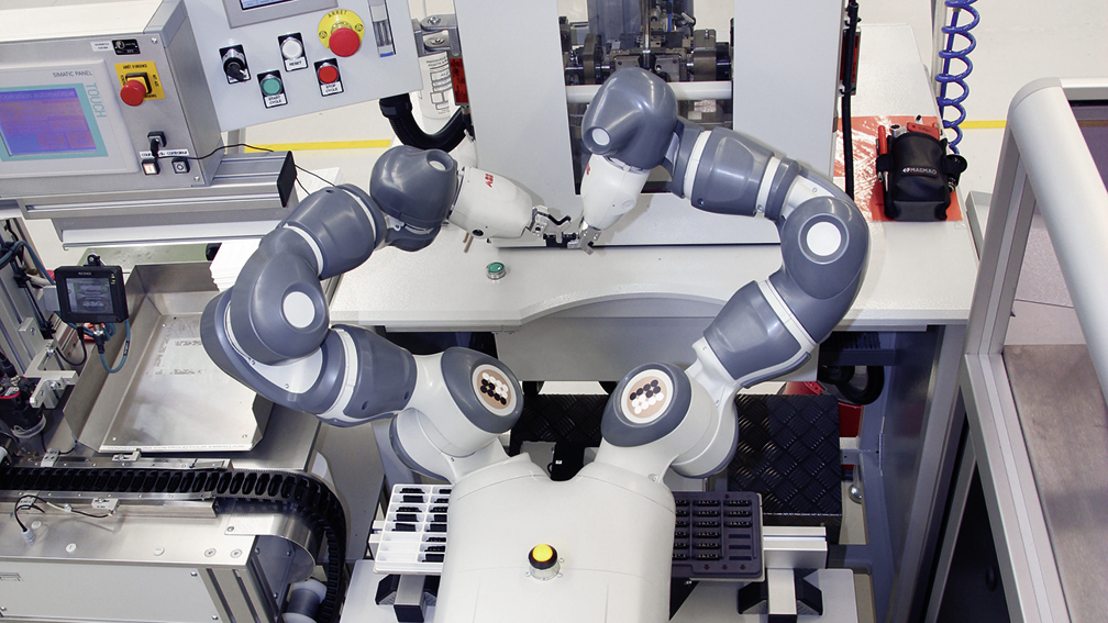 Der Zweiarm-Roboter agiert in Delémont als unermüdlicher Qualitätskontrolleur.