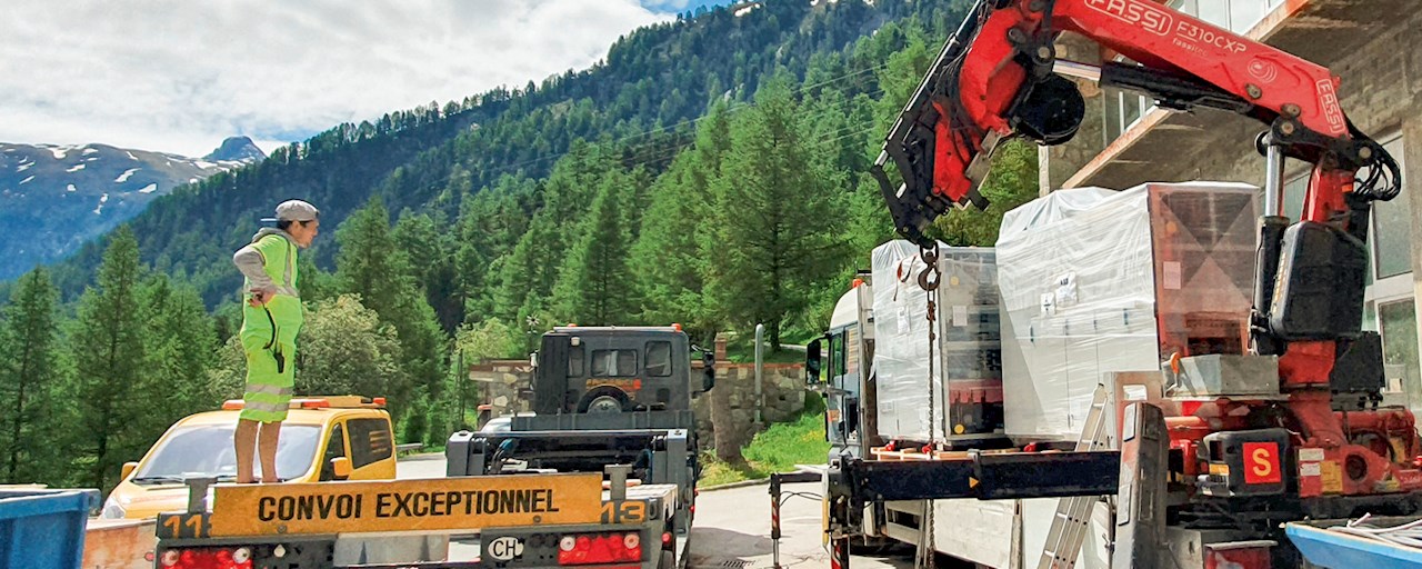 Der neue Frequenz­umrichter wurde Ende Mai in die hochalpine Pumpstation geliefert.