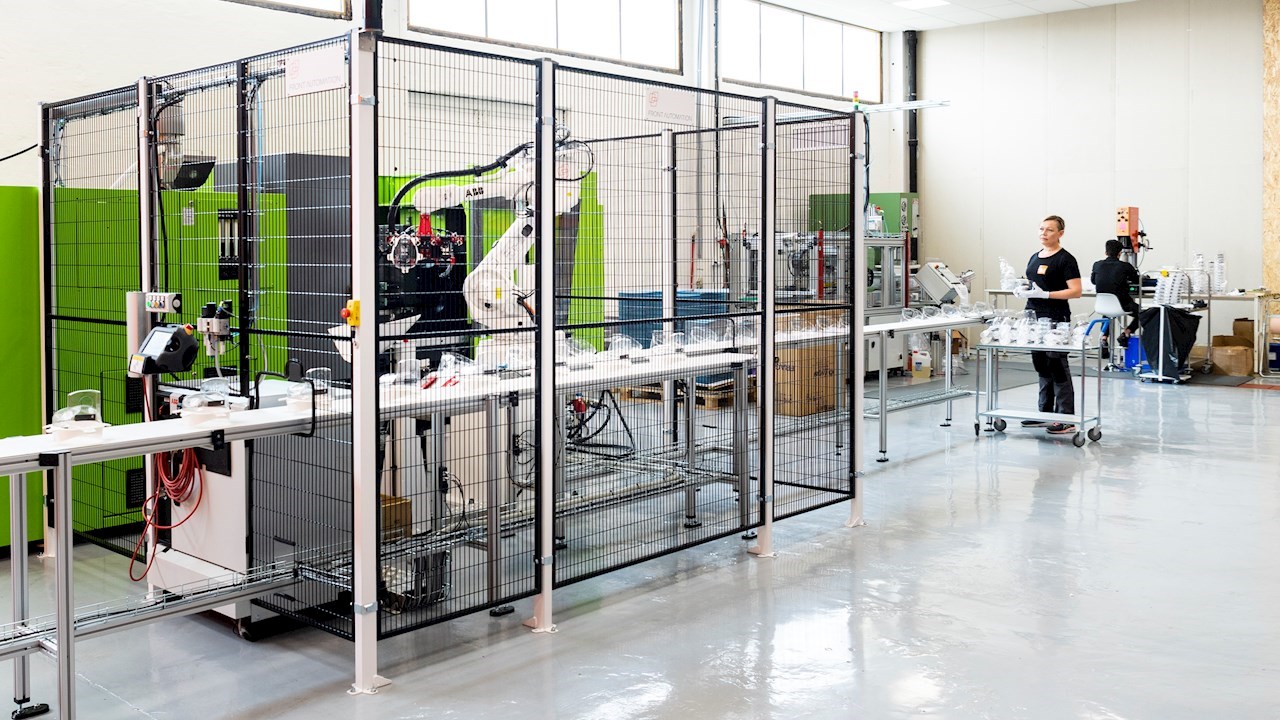 Täglich hunderte zusätzliche Atemschutzmasken dank ABB-Roboter