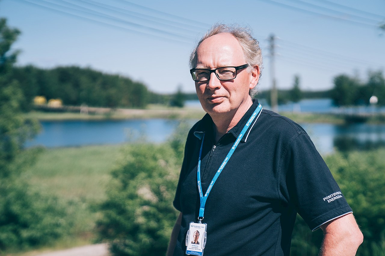 Olli Mattila on vakuuttunut ABB:n SSC600-ratkaisun hyödyistä suojaus- ja ohjaustoiminnoille. Hän suunnittelee jo seuraavan sähköaseman uudistamista.
