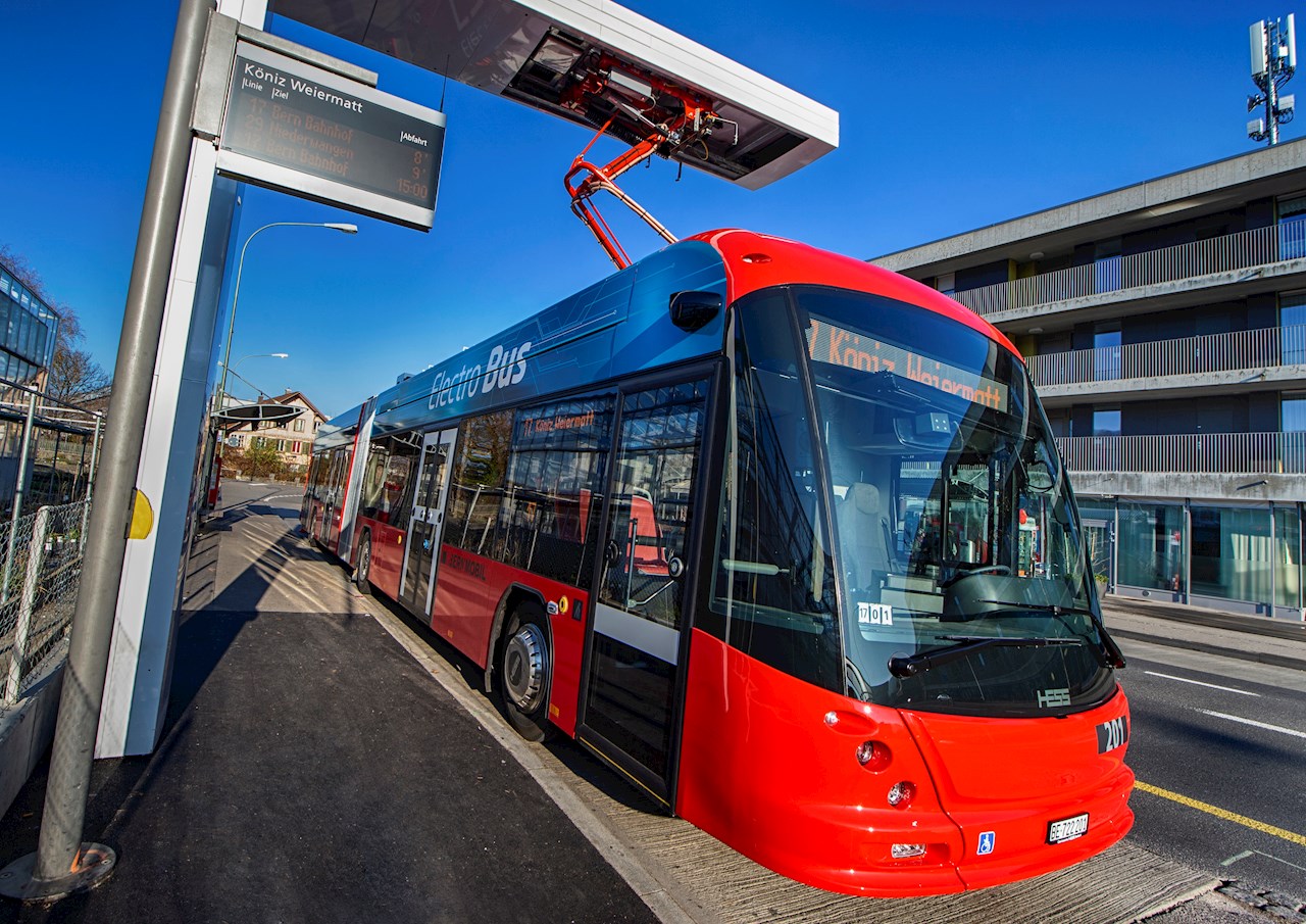 Autobusy na mestskej linke 17 vo švajčiarskom hlavnom meste Bern využívajú systém ABB OppCharge, čo im umožňuje jazdiť výlučne na elektrickú energiu