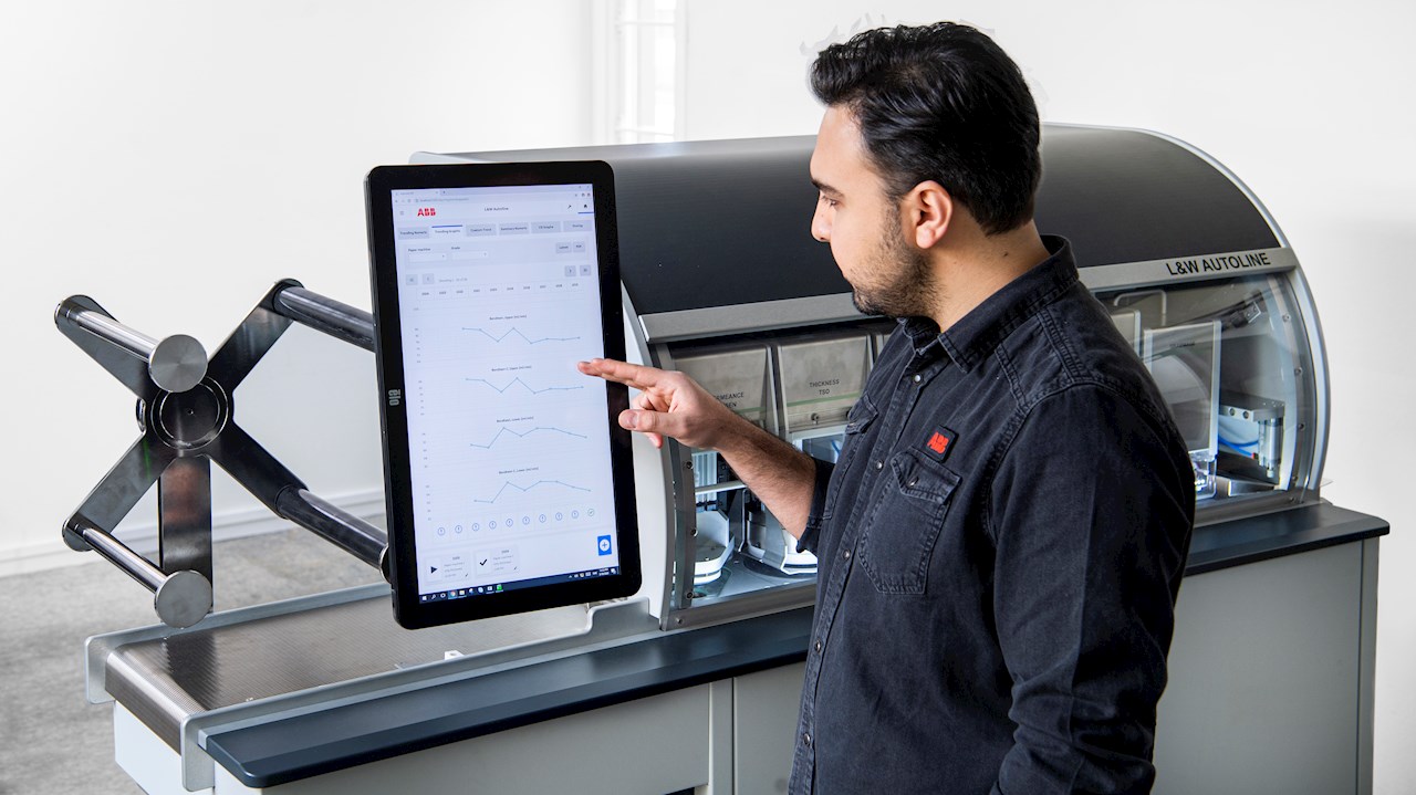 Technician working with the L&W Autoline user interface