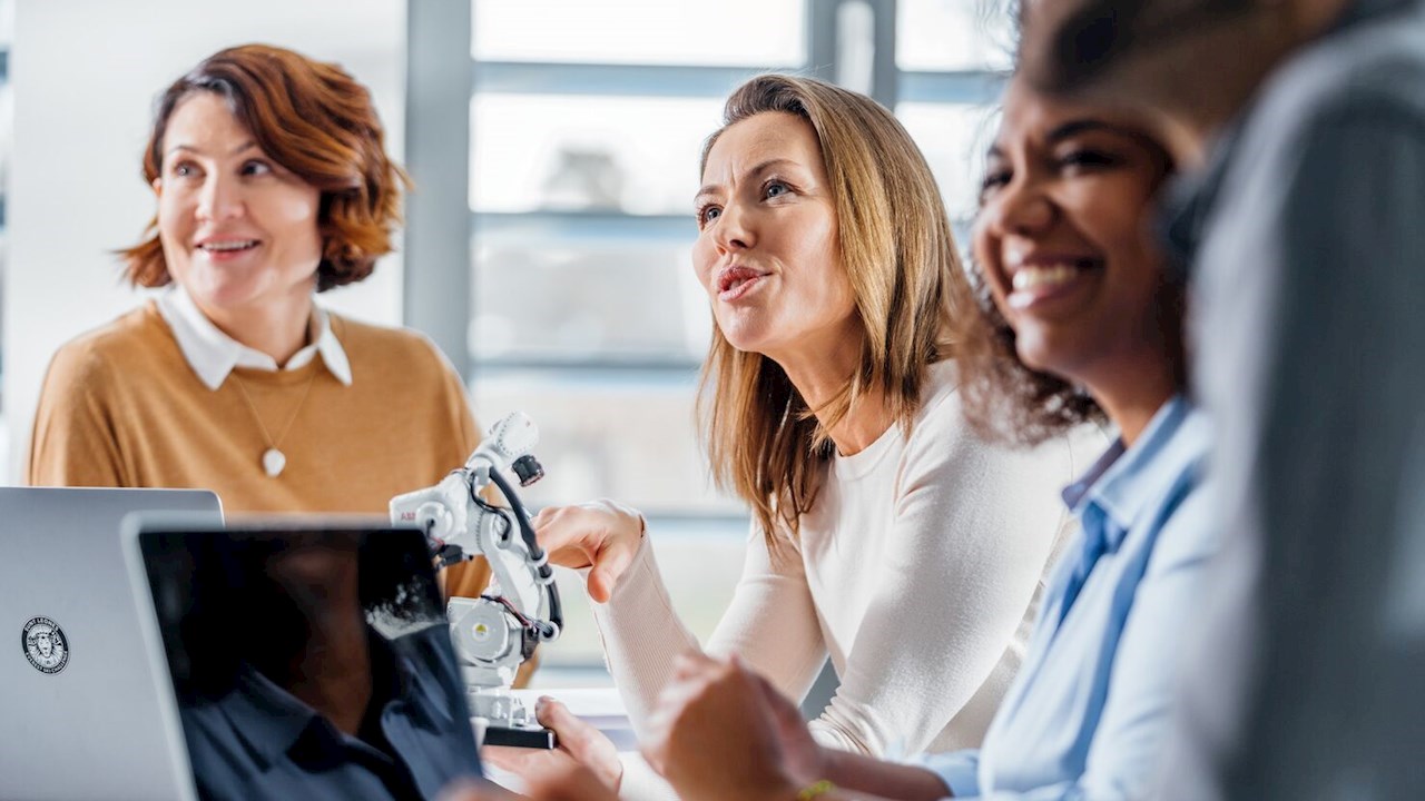 ABB doblará su proporción de mujeres en puestos de dirección