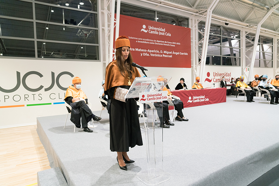 Verónica Pascual durante el discurso de su nombramiento como Doctor Honoris Causa por la Universidad Camilo José Cela,