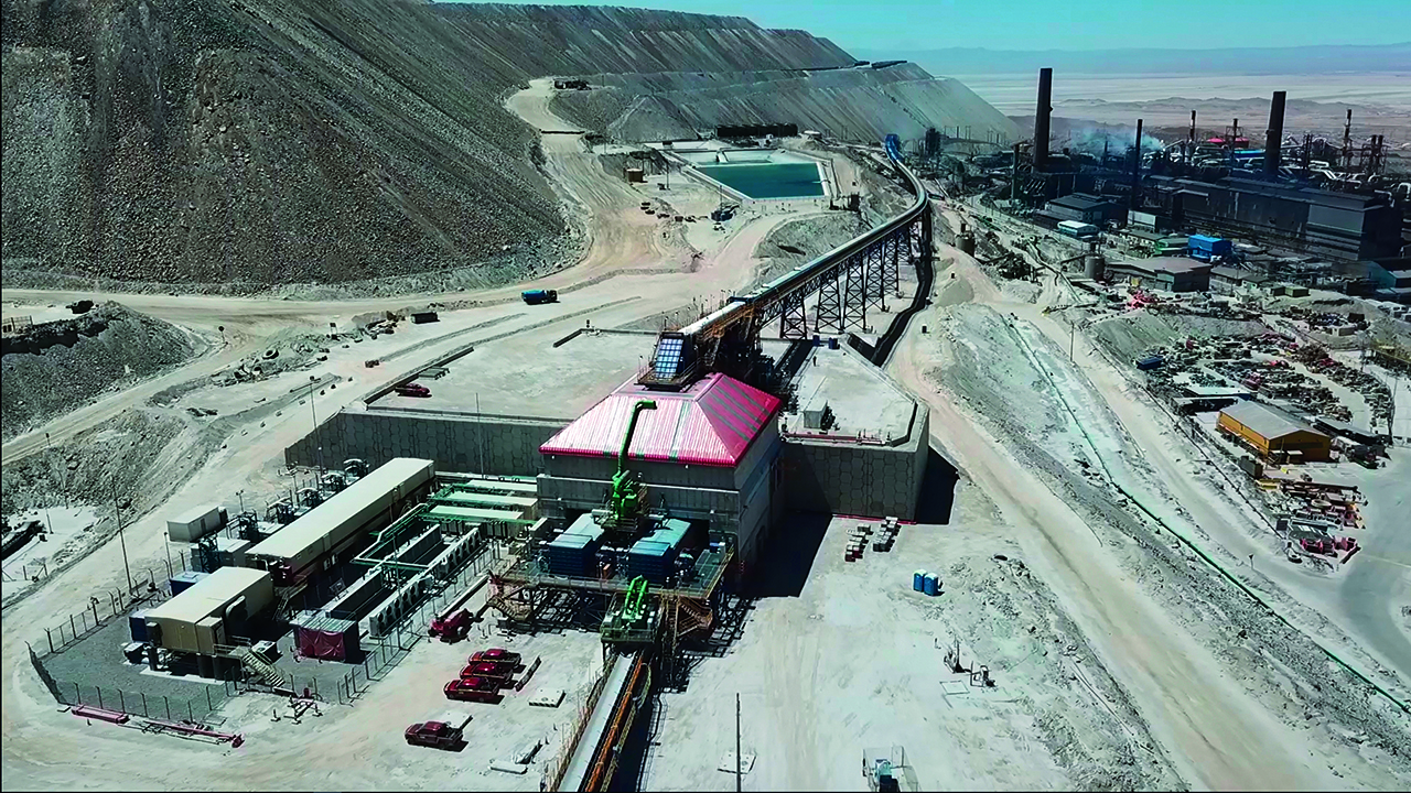 04 Mina de cobre Chuquicamata en Chile. La puesta en servicio del sistema de transmisión por transportador sin engranajes más potente del mundo se completó en solo cuatro meses.