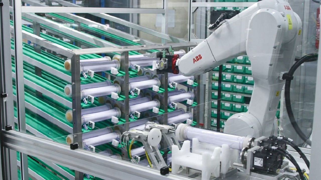Un intégrateur italien fait confiance aux robots pour la production de dispositifs médicaux jetables 