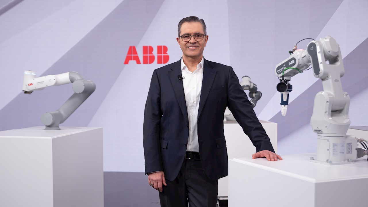 Sami Atiya mit der nächsten Cobot-Generation von ABB.