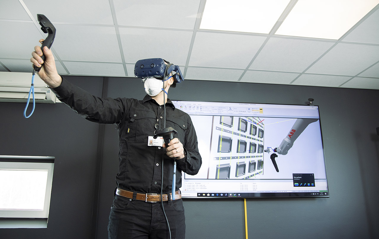ABB:n tekninen tuotepäällikkö Iiro Kettunen hallitsee VR-ohjelmoinnin RobotStudio®-ohjelmointiympäristössä.