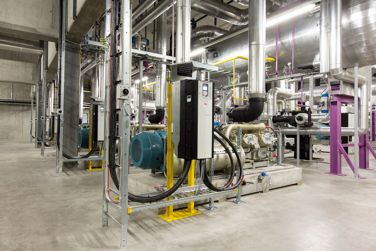 L’utilisation de moteurs et de variateurs à haut rendement permet d’économiser l’énergie dans les systèmes de réfrigération qui se retrouvent généralement au cœur des installations de restauration.