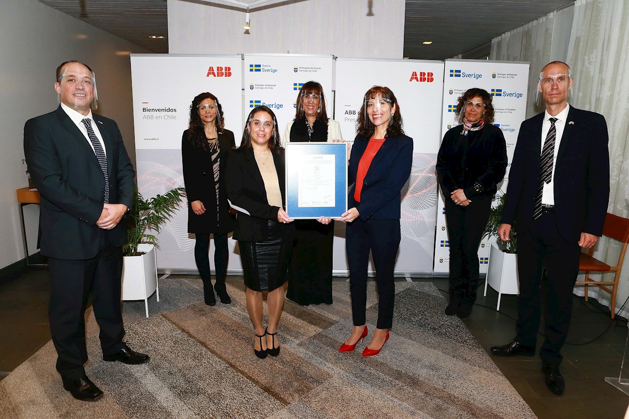 Martin Castellucci, CHO de ABB en Chile, Elsa Stefenson de Business Sweden, Mónica Zalaquett, Ministra de la Mujer y Equidad de Género; Andrea Lira, Legal Manager and Integrity Affairs; Oscar Stenström, Embajador de Suecia en Chile; María Angélica Sanhueza, Gerenta General de AENOR y Claudia Alarcón, lideresa del Proceso de Equidad de Género y Gerenta de Calidad de ABB en Chile
