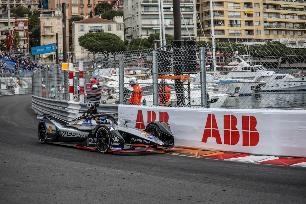 C’est l’heure de la course : le Championnat mondial de Formule E de la FIA a lieu pour la première fois sur une version adaptée de l’intégralité du circuit de Monaco.