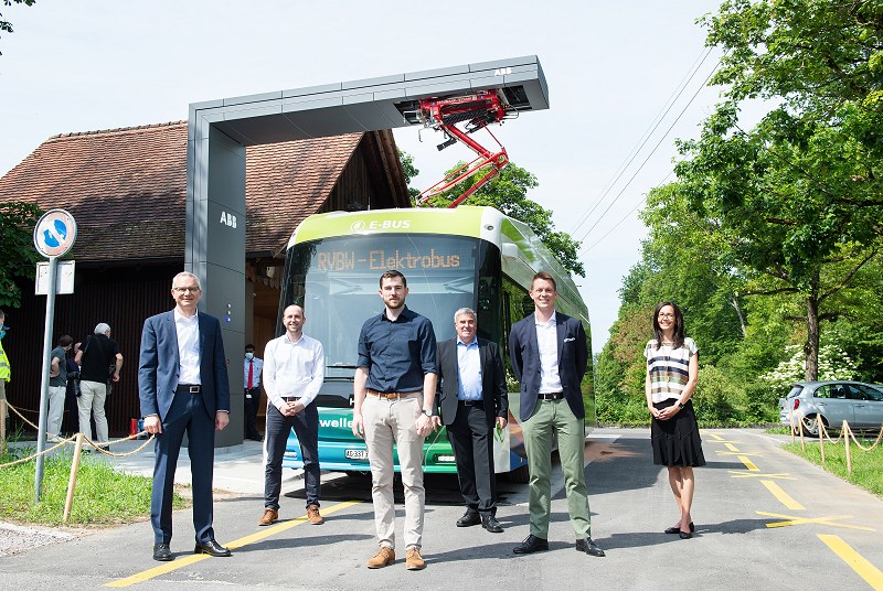 Die ABB-Delegation bei der Einweihung.