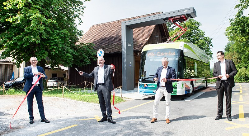 Einweihung der elektrifizierten Linie 5 am 17. Juni an der Endhaltestelle Baldegg: Robert Itschner, Vorsitzender der Geschäftsleitung ABB Schweiz, Stefan Attiger, Landammann des Kantons Aargau, Lorenz Höchli, Verwaltungsratspräsident RVBW, und Alex Naef, CEO HESS, durchschneiden das zeremonielle Band.