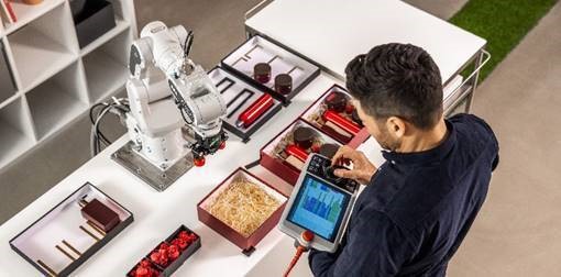 SWIFTI™ CRB 1100
一般的な産業用ロボット水準のパフォーマンスと
革新的な安全性を併せ持つ高速型の協働ロボット