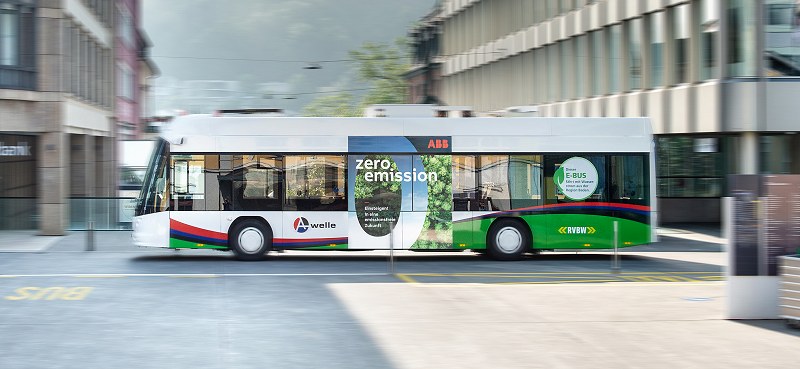 La línea 5 con los nuevos autobuses eléctricos atraviesa el centro de Baden.
